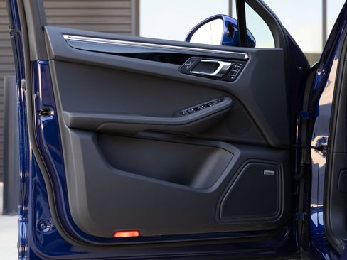 Certified 2025 Porsche Macan image 21