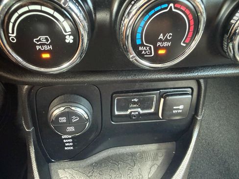 Used 2015 Jeep Renegade Trailhawk AWD/4WD image 16