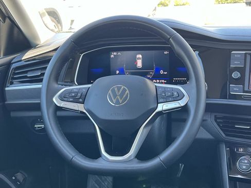 Certified 2022 Volkswagen Jetta SE image 8