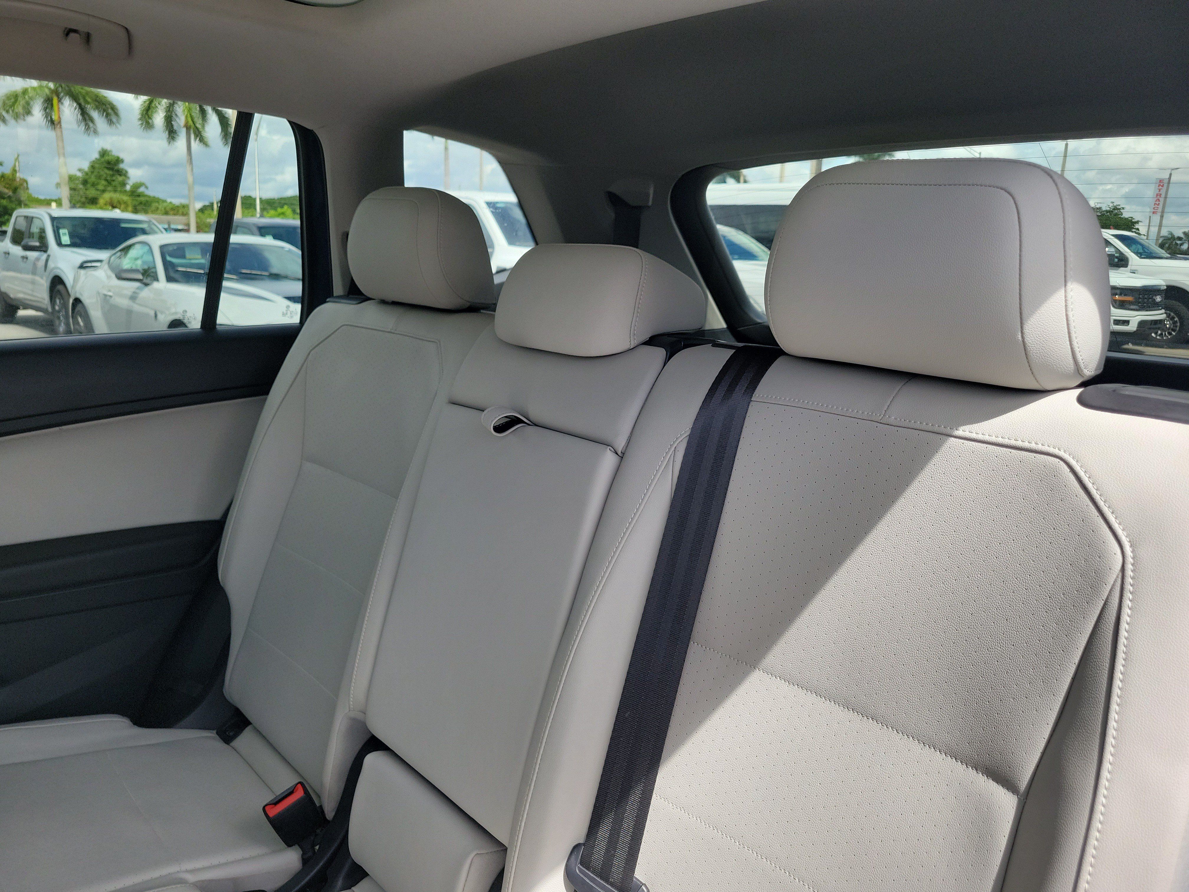 Used 2020 Volkswagen Tiguan SE w/ Panoramic Sunroof Package FWD image 18