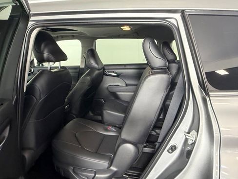 Used 2025 Toyota Highlander XLE FWD image 29