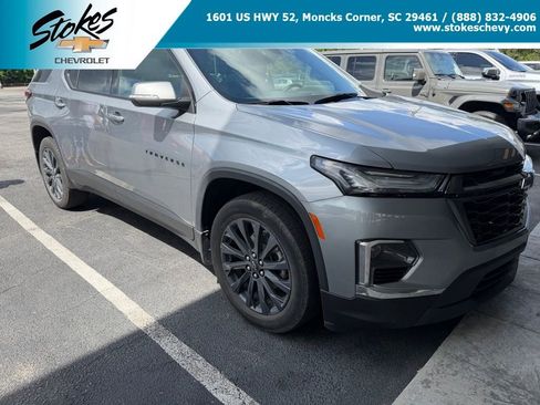 Used 2023 Chevrolet Traverse RS FWD image 1