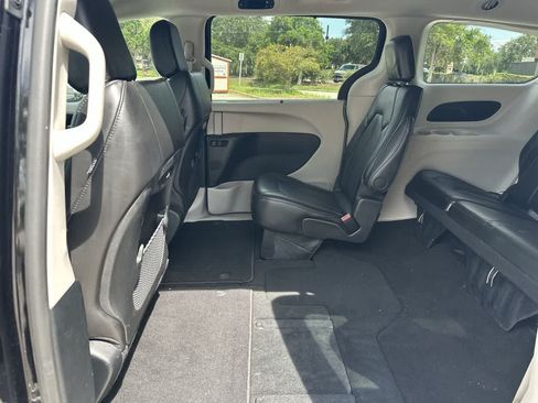 Used 2024 Chrysler Pacifica Touring-L FWD image 23