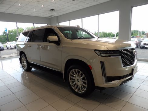 Used 2023 Cadillac Escalade ESV Premium Luxury w/ Performance Package AWD/4WD image 3