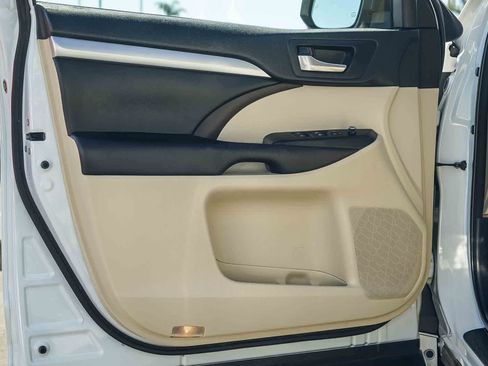 Used 2018 Toyota Highlander XLE w/ Carpet Mat Package (TMS) image 15