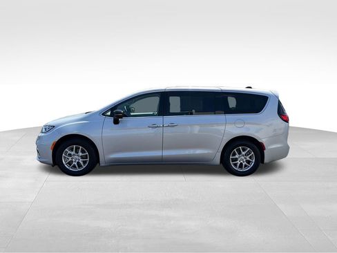 Used 2024 Chrysler Pacifica Touring-L FWD image 2