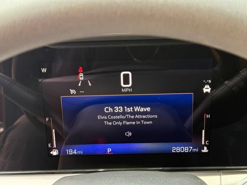 Used 2025 Chevrolet Trax LT FWD image 36