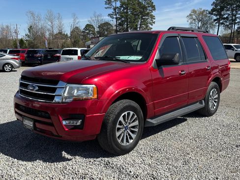 Used 2017 Ford Expedition XLT image 3
