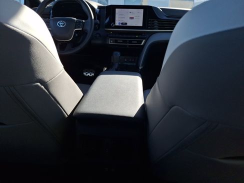 Used 2025 Toyota Camry SE w/ Convenience Package image 33