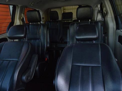 Used 2015 Chrysler Town & Country Touring FWD image 16