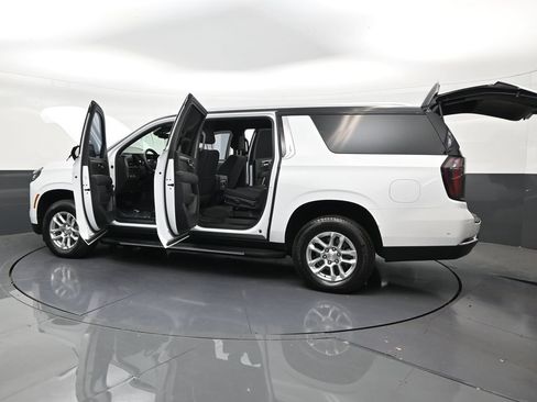 Used 2025 Chevrolet Suburban LS RWD image 30