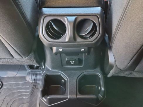 Used 2023 Jeep Wrangler Unlimited Rubicon w/ Cold Weather Group AWD/4WD image 17