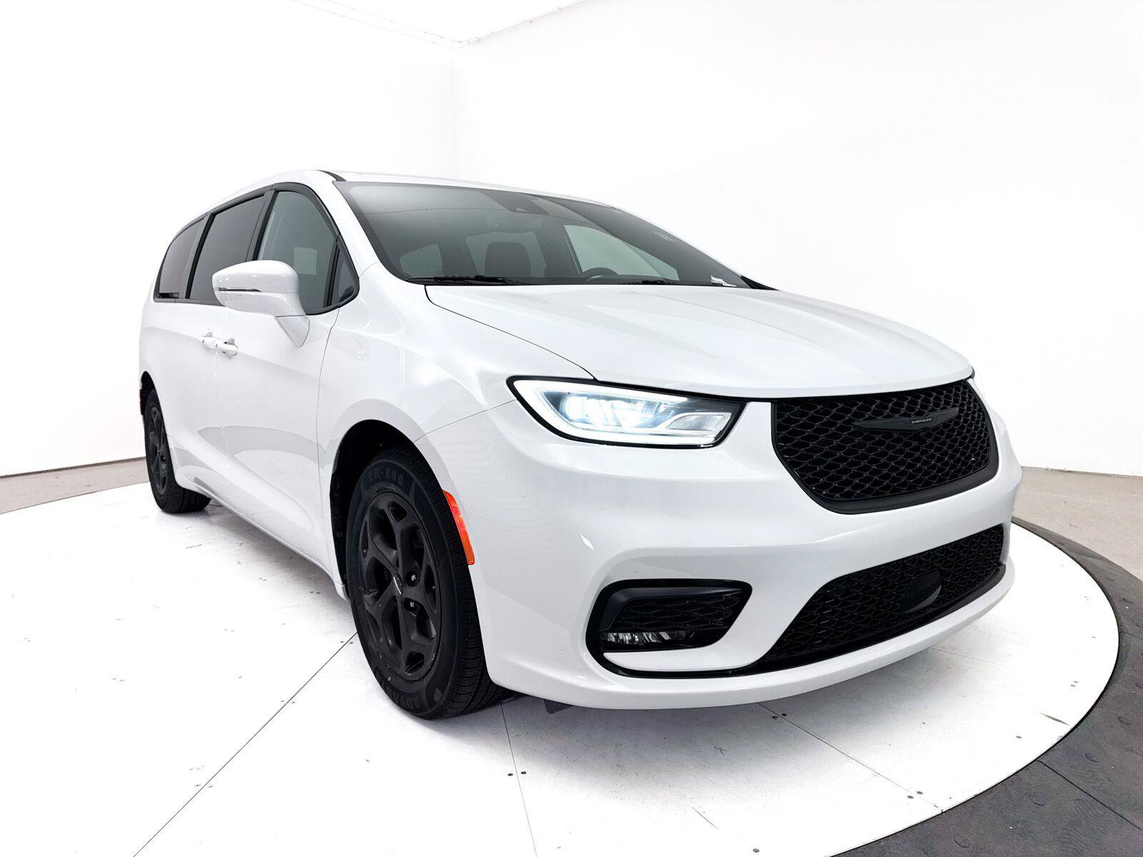Used 2022 Chrysler Pacifica Touring-L w/ S Appearance Package FWD image 10