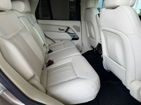 Used 2024 Land Rover Range Rover SE image 3