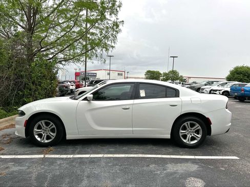 Used 2018 Dodge Charger SXT image 3