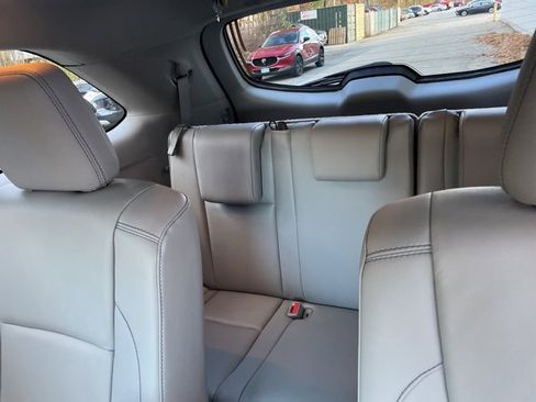 Used 2019 Toyota Highlander XLE image 12