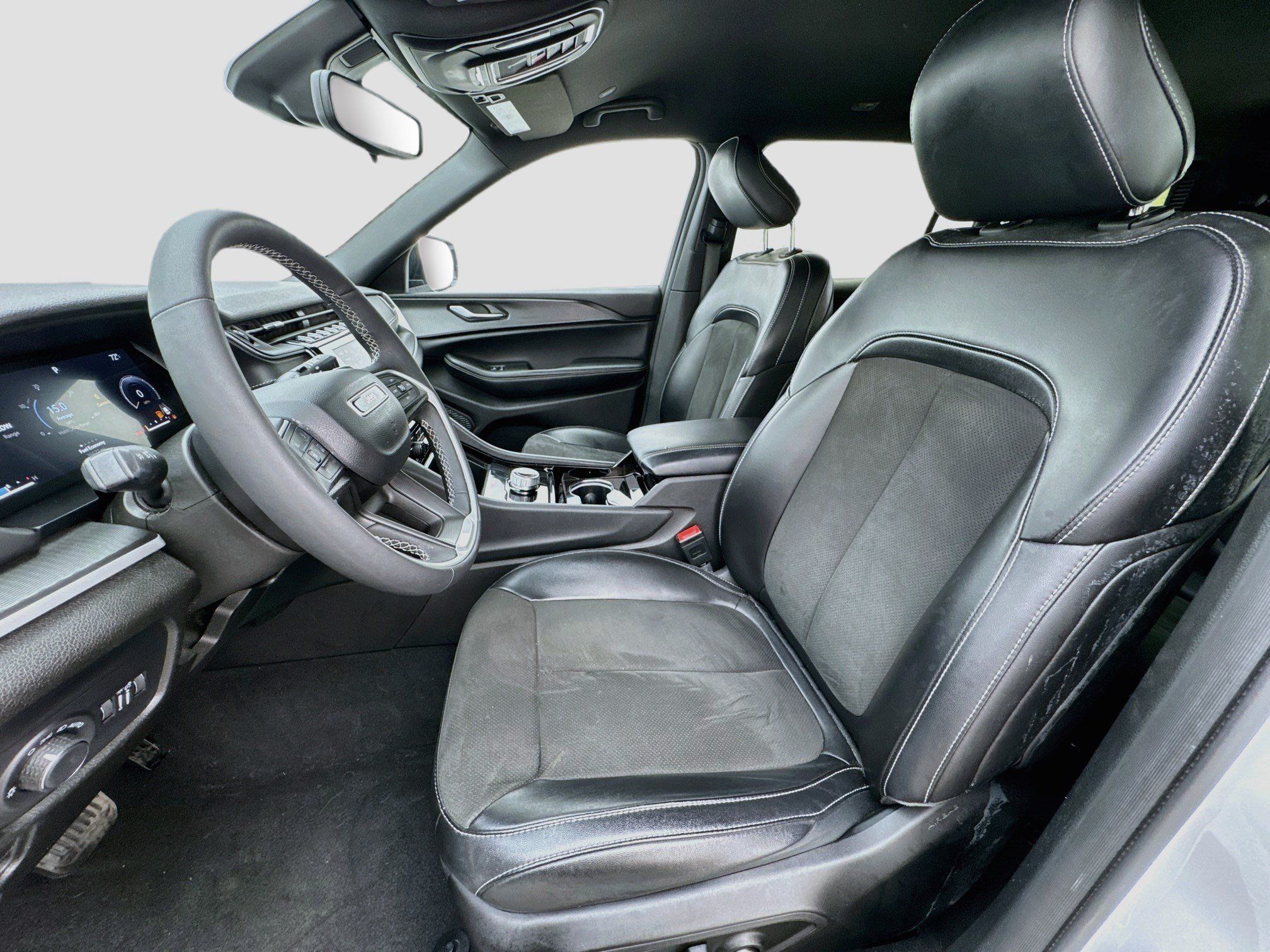 Used 2023 Jeep Grand Cherokee L Laredo RWD image 13