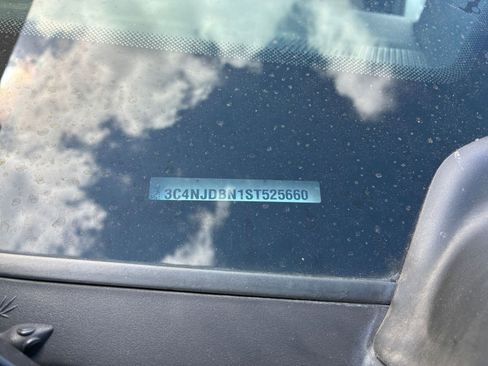 Used 2025 Jeep Compass Latitude image 28