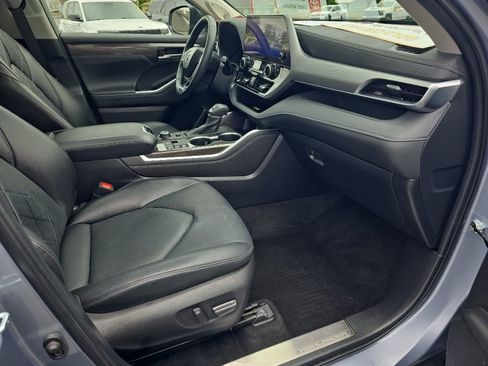 Used 2024 Toyota Highlander Platinum AWD/4WD image 18