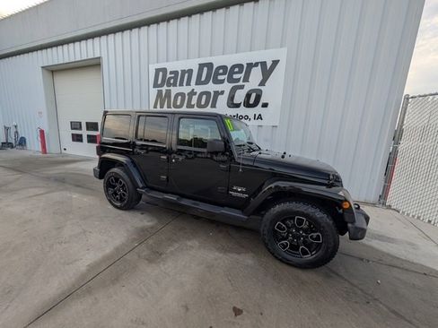 Used 2017 Jeep Wrangler Unlimited Sahara w/ Connectivity Group image 28
