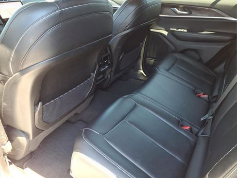 Used 2023 Jeep Grand Cherokee Limited w/ Black Appearance Package AWD/4WD image 15