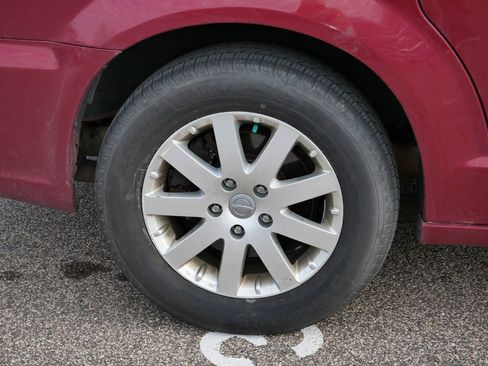 Used 2013 Chrysler Town & Country Touring image 10