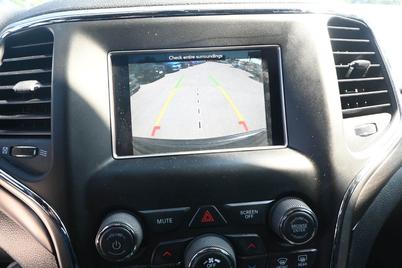 Used 2018 Jeep Grand Cherokee Laredo AWD/4WD image 16