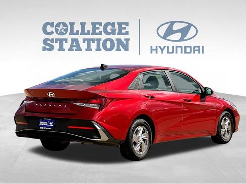 Used 2025 Hyundai Elantra SE w/ Cargo Package FWD image 10