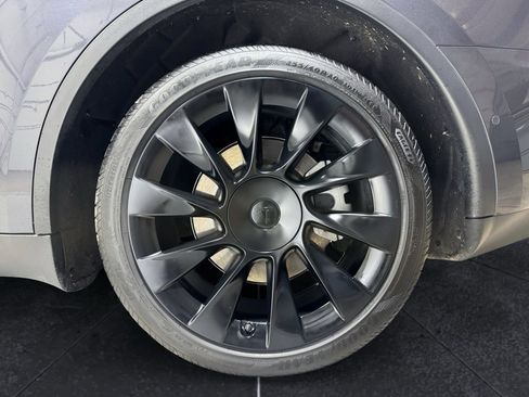 Used 2021 Tesla Model Y Long Range image 31