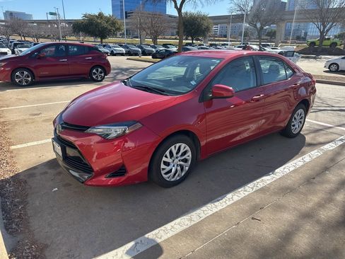 Used 2018 Toyota Corolla LE image 2