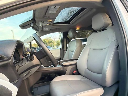 Used 2025 Toyota Sienna XLE FWD image 6