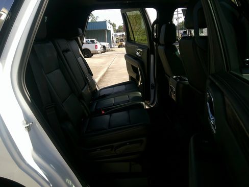 Used 2021 Chevrolet Tahoe LT w/ LT Signature Package image 17