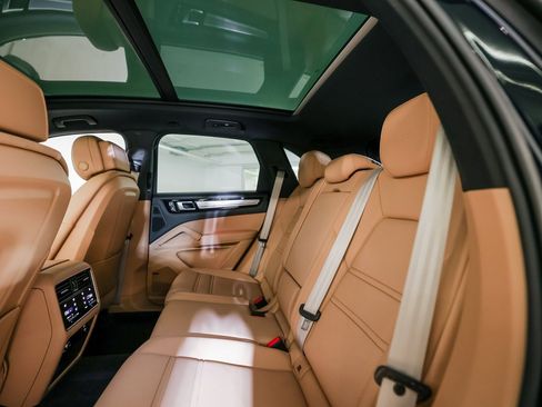 Certified 2022 Porsche Cayenne Platinum Edition image 24