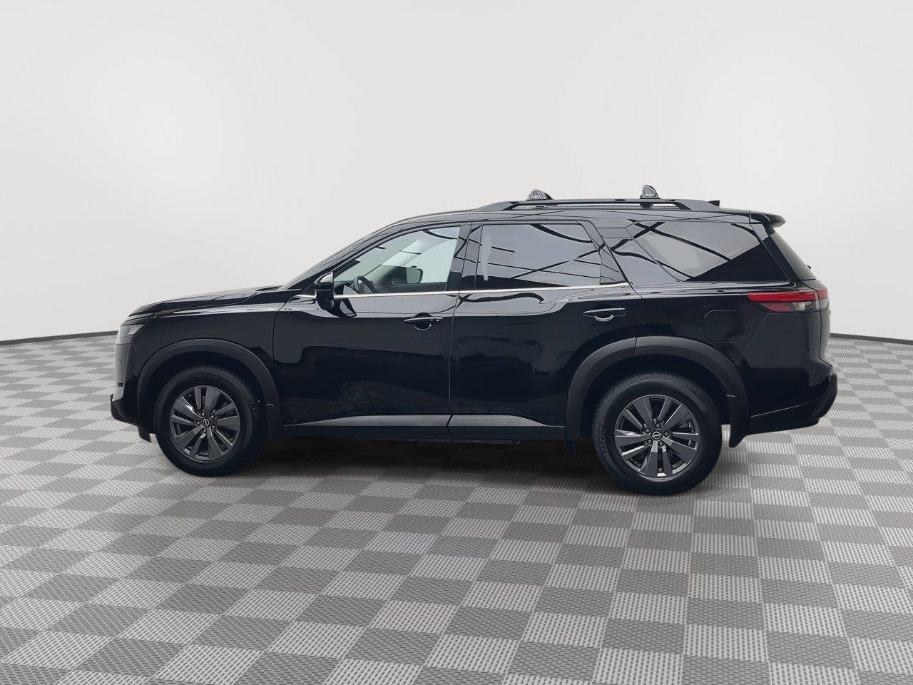 Used 2024 Nissan Pathfinder SV w/ Black Appearance Package AWD/4WD image 33