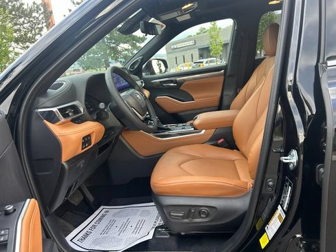 Used 2026 Toyota Highlander Platinum AWD/4WD image 24