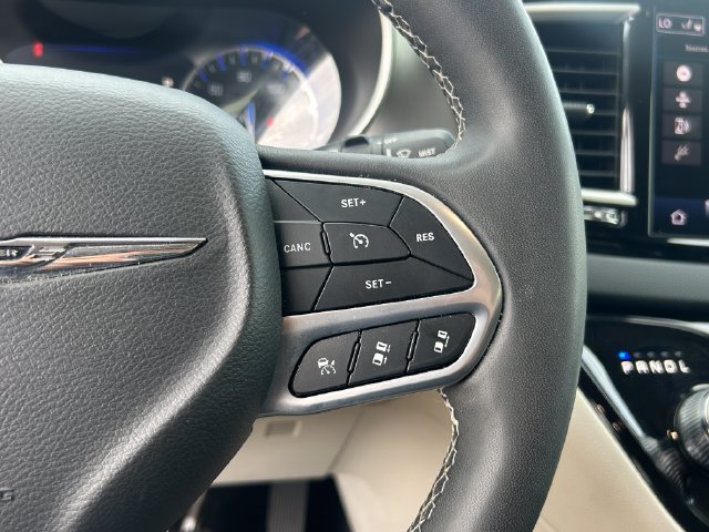 Used 2023 Chrysler Pacifica Touring-L FWD image 18