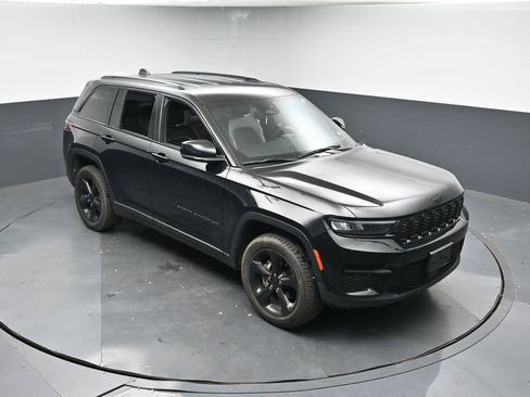 Used 2023 Jeep Grand Cherokee Altitude image 24