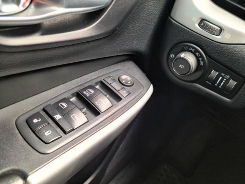 Used 2017 Jeep Cherokee Trailhawk w/ Cold Weather Group AWD/4WD image 12