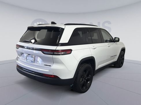 Used 2023 Jeep Grand Cherokee Limited w/ Black Appearance Package image 7