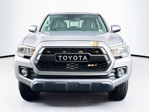 Used 2020 Toyota Tacoma SR5 RWD image 2