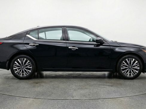 Used 2025 Nissan Altima 2.5 SV FWD image 11