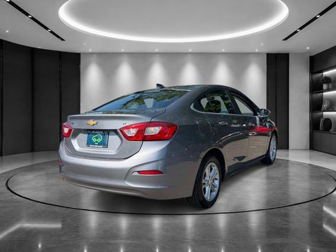 Used 2018 Chevrolet Cruze LT w/ Convenience Package FWD image 3
