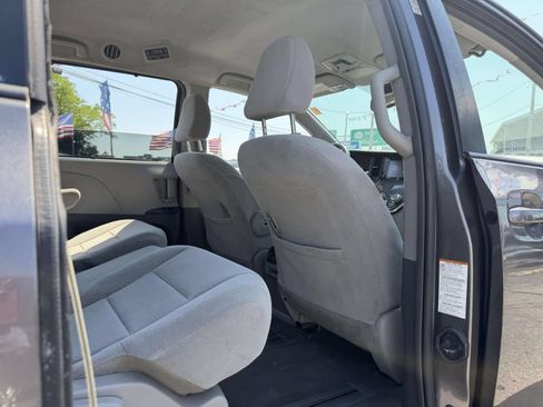 Used 2018 Toyota Sienna LE w/ Carpet Mat Package FWD image 14