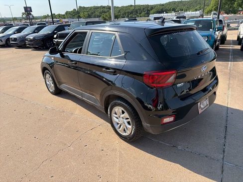 Used 2022 Hyundai Venue SE FWD image 5
