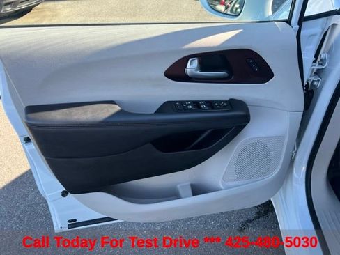 Used 2017 Chrysler Pacifica Limited w/ Tire & Wheel Group FWD image 19