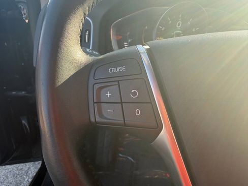 Used 2017 Volvo S60 T5 Inscription image 17