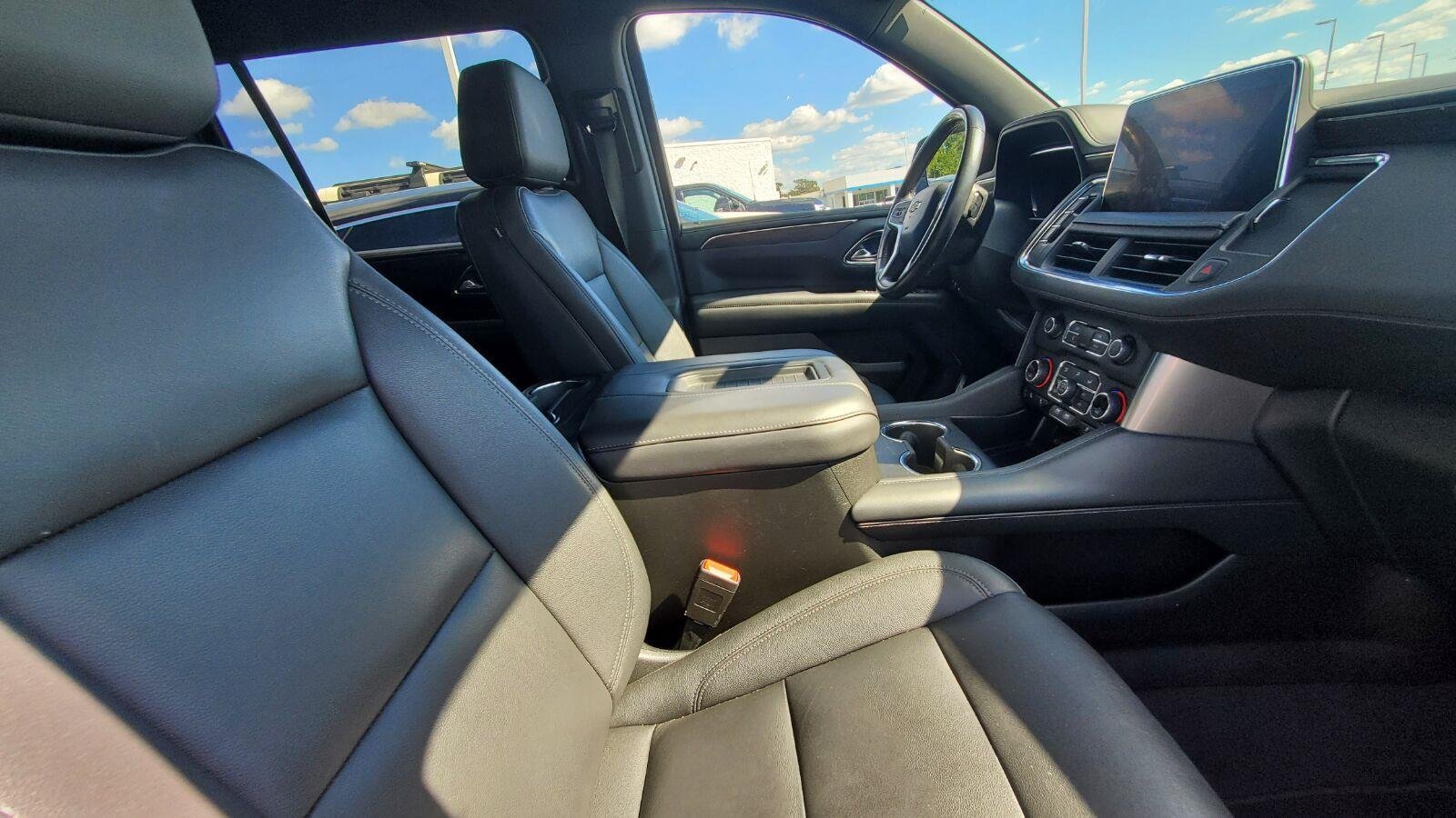 Used 2022 Chevrolet Suburban LT w/ Luxury Package AWD/4WD image 4
