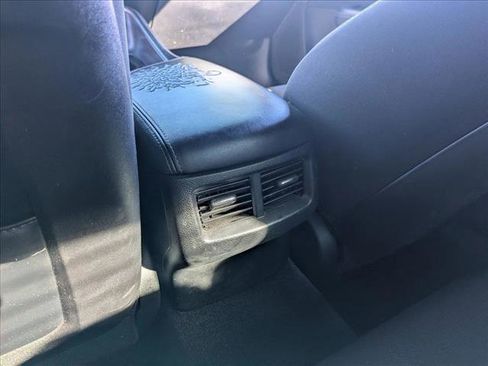 Used 2015 Dodge Challenger SXT image 19