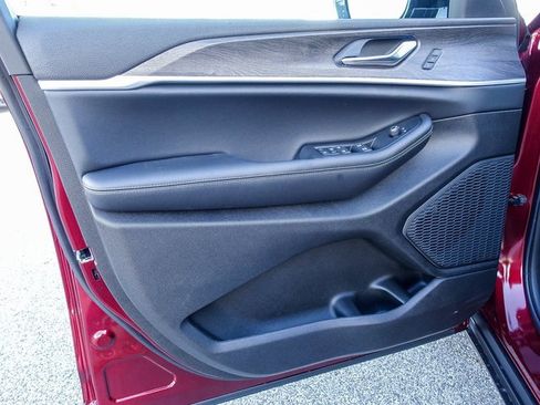 New 2025 Jeep Grand Cherokee Limited w/ Trailer Tow Package image 9