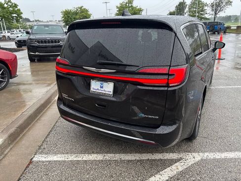 Used 2023 Chrysler Pacifica Touring-L FWD image 23